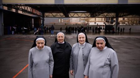 Desde la izquierda, Corazón Frías Frías, Crisolina López Ríos, Encarnación Riol Rodríguez y Carmen Prados Cornejo en el patio del colegio del Huerto.