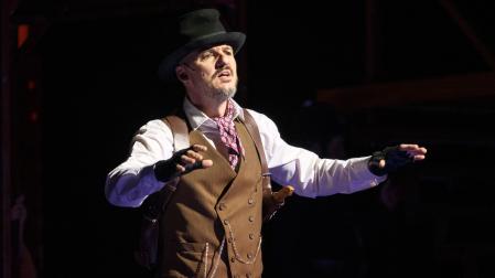 El cantante Coque Malla en una escena de la obra de teatro 'La ópera de los tres centavos'