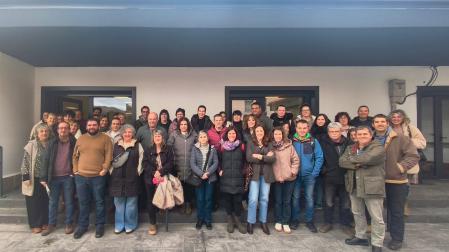 Representantes de los 21 ayuntamientos de Baztan-Bidasoa, Servicios Sociales, centros educativos y familiares en la reunión celebrada días atrás en Santesteban.