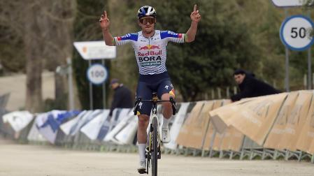 Evenepoel celebra su triunfo en el Trofeo Serra de Tramuntana