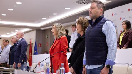 Cristina Ibarrola (en el centro) y Alejandro Toquero (primero por la derecha) cantan el himno de Navarra durante un Consejo Político de UPN. Entre ambos, Cristina Sota. A la izquierda, Javier Esparza y Miguel Sanz