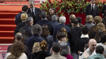 Los Reyes Felipe VI y Letizia dan consuelo a los familiares de las víctimas después de la misa funeral en memoria de las 45 personas fallecidas en el accidente ferroviario de Adamuz (Córdoba)
