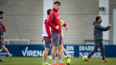 Mirada desafiante de Ante Budimir, delantero de Osasuna, en la sesión de este viernes en Tajonar