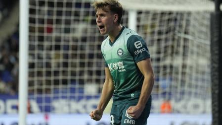 Pablo Ibáñez (Alavés) celebra uno de los goles de su equipo en el RCDE Stadium