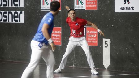 Zabala golpea a la pelota en presencia de Larrazabal, este viernes en Irún