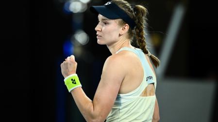 Elena Rybakina celebra un tanto ante Aryna Sabalenka.