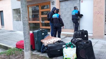 Agentes cierran la puerta de la bajera el jueves pasado por la tarde, tras retirar el okupa, de 58 años, sus últimos enseres personales.