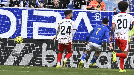 Ilyas Chaira empuja a gol la jugada que puso el 1-0 en el marcador y permitió al Oviedo conocer la victoria tras 14 encuentros sin ganar