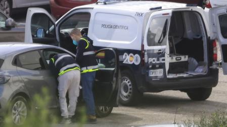 La Policía Nacional analiza el coche del presunto autor del homicidio ocurrido en Algeciras (Cádiz) donde ha fallecido una mujer (madre del presunto autor del homicidio) después de ser detenido en el parking de un centro comercial de Algeciras (Cádiz)
