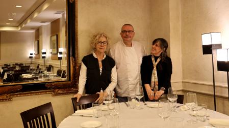 ernández Salsamendi, el cocinero Josema García Martínez  Mari Mar Aramendía García en La Cepa, el restaurante en el que ellas como propietarias y él como chef llevan 25 años.
