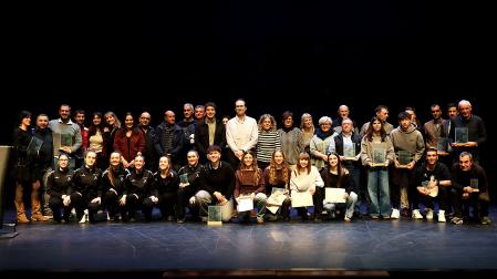 Premiados y finalistas, junto con representantes municipales, posaron en una foto de familia al término de la gala