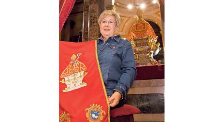 Carmen Goldáraz con uno de sus bordados