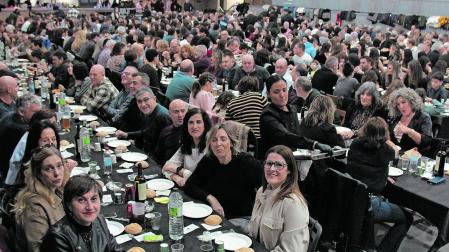Mesa para 600 en el pabellón de Ribaforada, que el domingo 31 de enero se volverá a llenar en el almuerzo.
