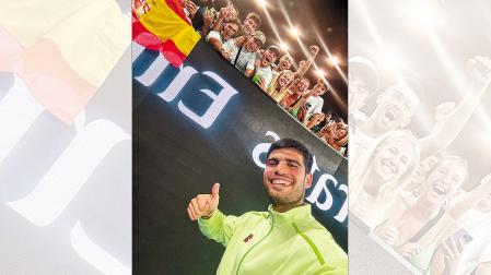 En la imagen superior Alcaraz se acerca a la grada donde estaban Lucas Melero y sus amigos y les saluda, además de volver a invitarles para ver la final del Open de Australia