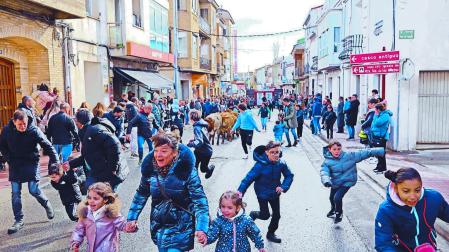 Niños y niñas disfrutaron, algunos de la mano de sus mayores, corriendo delante de las vaquillas