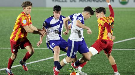Daniel Bujanda y Xabi Goikoetxea tratan de hacerse con el balón frente a dos jugadores del  Ejea.