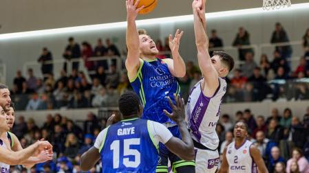 Jaxon Knotek (25) ante la defensa del navarro Iñaki Ordóñez, máximo anotador del Valladolid (17)