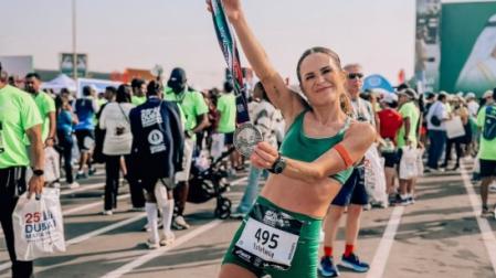 Verdeliss, la navarra Estefanía Unzu, tras completar este 1 de febrero la maratón de Dubai