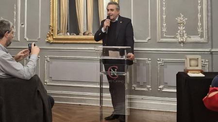 Carlos Rodríguez Félix, al recibir su premio por la Asociación de Periodistas de Navarra