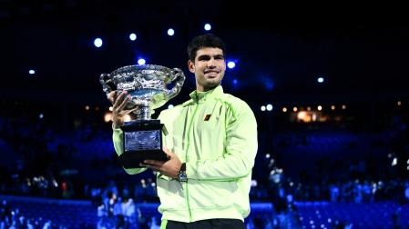 Carlos Alcaraz posa con el trofeo del Abierto de Australia tras vencer en la final a Novak Djokovic