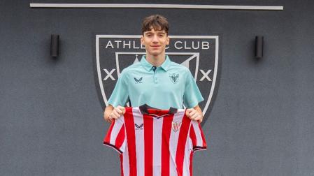 Efe Korkut posa con la camiseta del Athletic.
