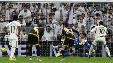 El delantero del Real Madrid Kylian Mbappé marca el 2-1 desde los once metros en el tiempo de descuento