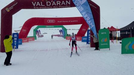 Irati Cuadrado, cruzando la meta como vencedora de la Marxa Beret y campeona de España