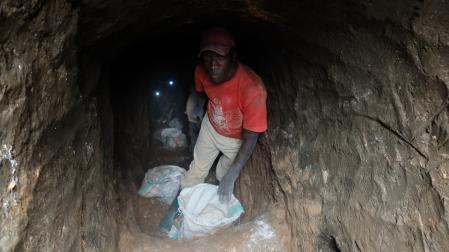 Una de las galerías de la mina de Rubaya. Esos minerales “manchados de sangre” son los que llegan a nuestras manos escondidos en nuestros móviles.
