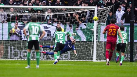 El meta del Betis Alvaro Valles despeja el penalti lanzado por Pepelu durante el encuentro