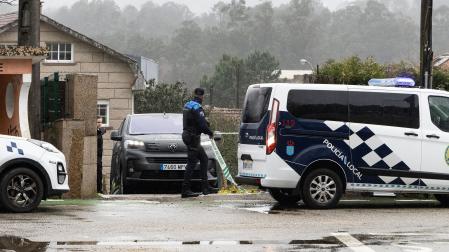 La Guardia Civil, en el lugar donde una mujer ha sido asesinada en Mos (Pontevedra) presuntamente por su pareja, un hombre de 57 años a quien busca la Guardia Civil como supuesto autor del crimen.