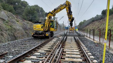 Una veintena de vehículos y cerca de 40 técnicos de Adif trabajan en la reparación de la vía del tren a su paso por el término municipal cordobés de Adamuz.