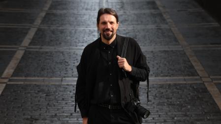 El fotógrafo polaco Marcin Ryzcek , en Pamplona.