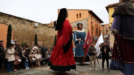 Los más pequeños fueron llamados a tocar sus tambores durante el pasacalles junto a la comparsa