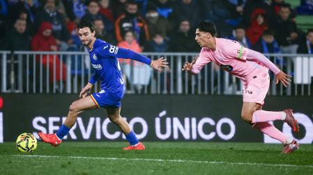 El defensa del Getafe, Juan Iglesias (izda.), con el balón ante el centrocampista noruego del Celta, Jones El Abdellaou