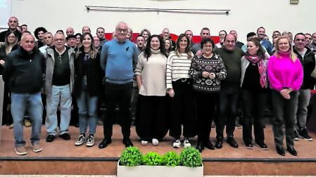 Foto de familia de los afiliados de UGT que han cumplido 25 años en el sindicato, durante el homenaje  que tuvo lugar en la sede de Pamplona