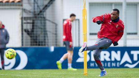 Sheraldo Becker arma el disparo en el entrenamiento de este domingo