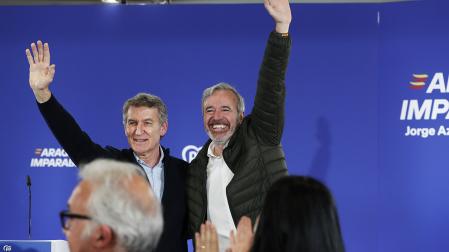 El presidente del PP, Alberto Núñez Feijóo, junto al candidato popular a la presidencia de Aragón, Jorge Azcón, durante un acto electoral en Calatayud