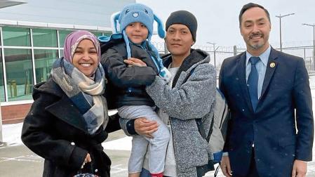 La familia del pequeño Liam tras el reencuentro después de estar internado desde el 22 de enero, junto a su padre, en un centro de reclusión de Texas
