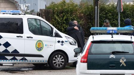 Agentes de la Guardia Civil y de la Policía Local de Mos (Pontevedra) en el lugar en el que una mujer de 52 años ha sido asesinada este domingo, presuntamente por su pareja