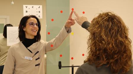 Leyre Serrano, titulada en Óptica y Optometría, en unos ejercicios de terapia visual en Visual Eyes