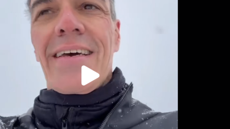 Pedro Sánchez, caminando por la nieve, en un video de su cuenta de TikTok