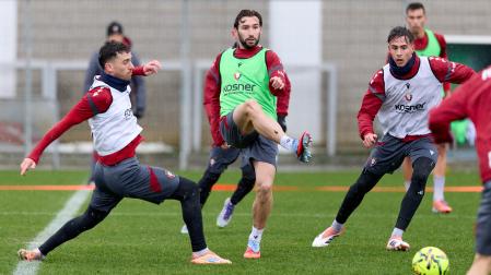 Aimar Bonel, a la derecha, junto a Moncayola y Barja esta temporada