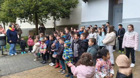 Actuación del alumnado del colegio San Juan de Lumbier en su almuerzo solidario de 2026