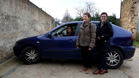 Al volante del vehículo, Ana Ancín, la ‘psicóloga rural’ junto a Charo Guillén, teniente de alcalde de Pueyo, y Ana Berrade, técnica de Igualdad del Consorcio de Desarrollo de la Zona Media