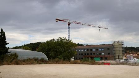 En primer término de la foto, la carpa Oncineda que pertenece al Gobierno aunque se asienta sobre suelo municipal. Al lado se construye la futura residencia de ancianos.