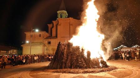 Hoguera y reparto de roscos en la víspera de San Blas en Milagro.