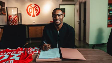 Sheraldo Becker, firmando su nuevo contrato
