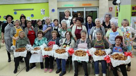 La Asociación de Mujeres de Burlada elabora las tradicionales rosquillas de San Blas.