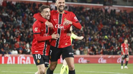 Muriqi y Darder celebran el tercer gol del Mallorca
