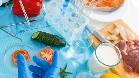 En la ganadería y la acuicultura intensivas, los compuestos antimicrobianos se han utilizado de manera rutinaria para prevenir enfermedades y obtener un crecimiento más rápido